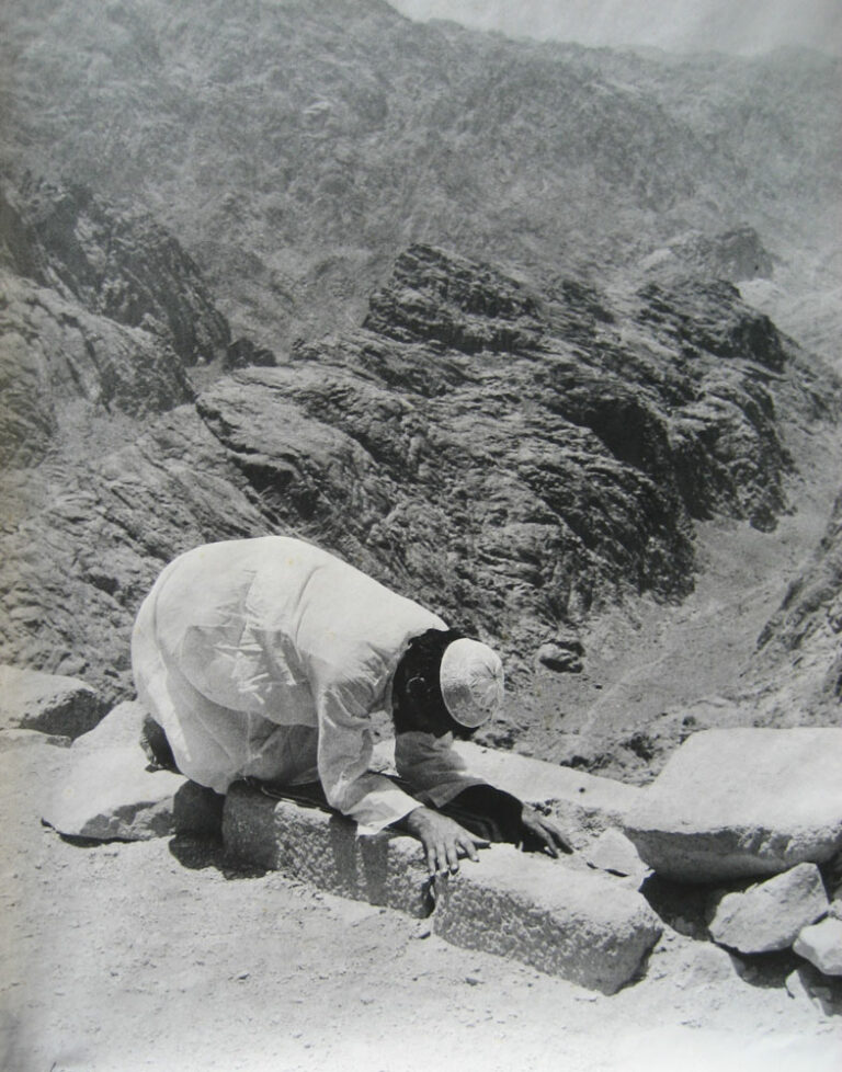 שלושת הדתות, 1979, תצלום דומם מתוך מיצג סדנת אמנים, סנטה קטרינה, הר משה